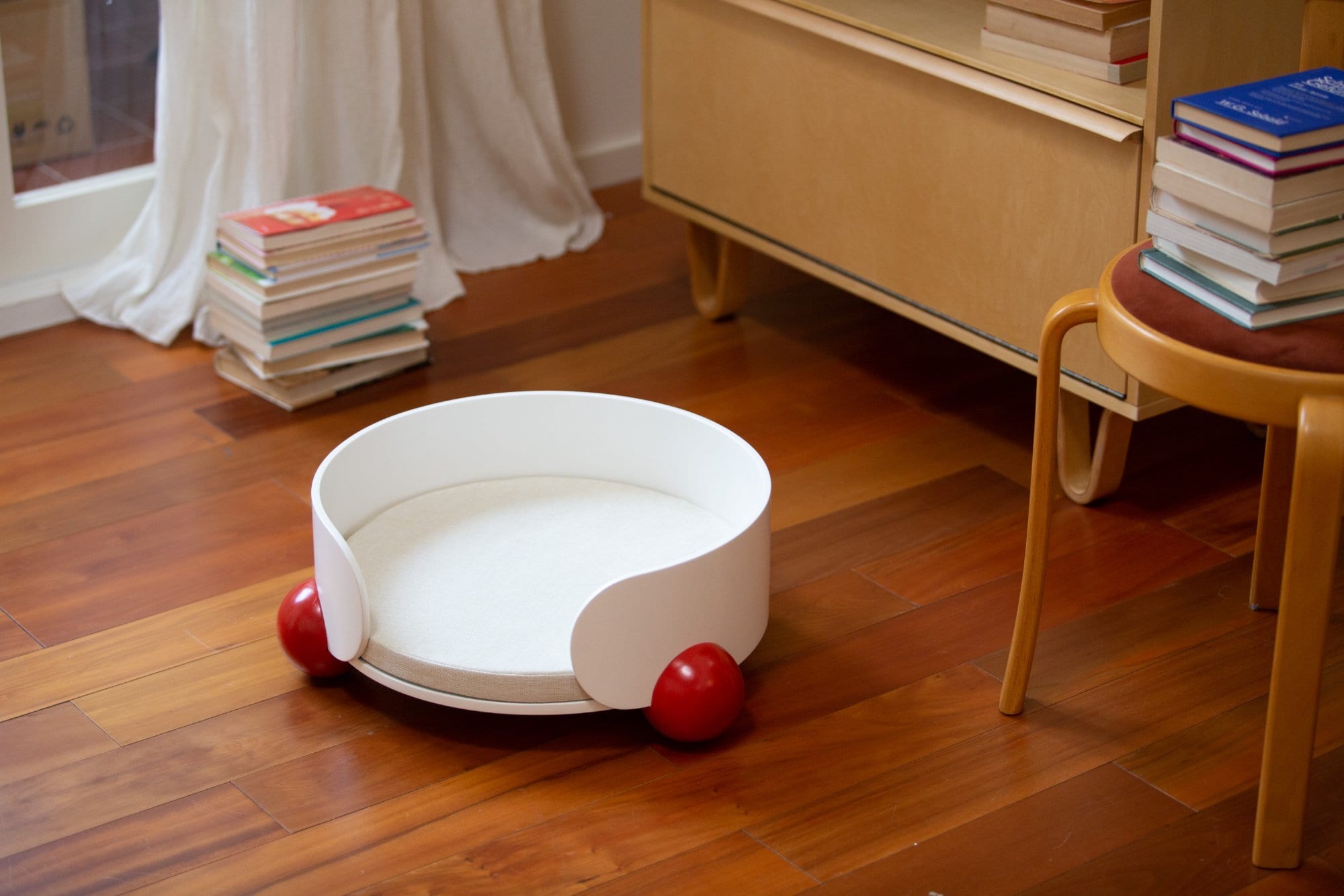 Hug Bed — Red & White photo 2