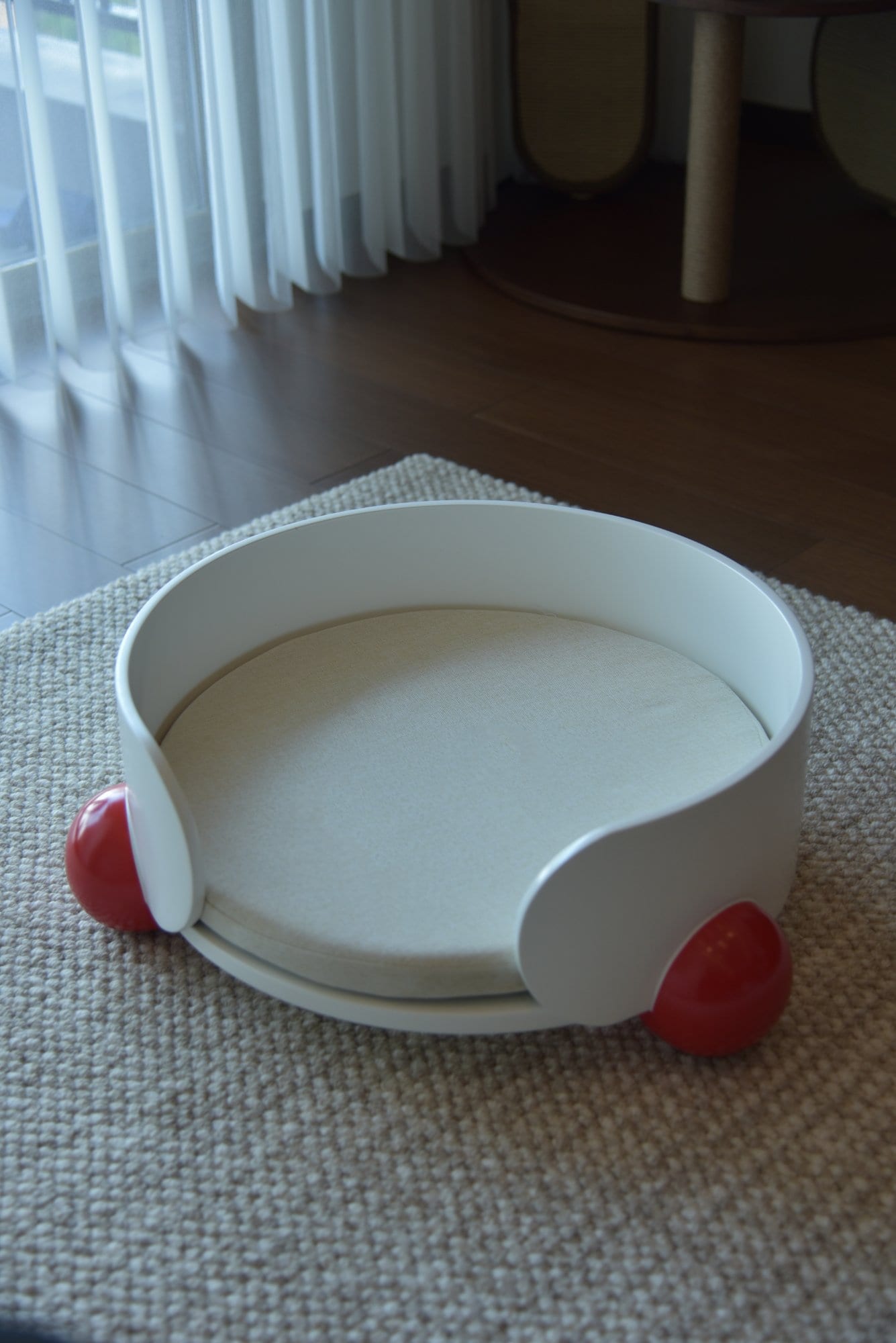 Hug Bed — Red & White photo 3